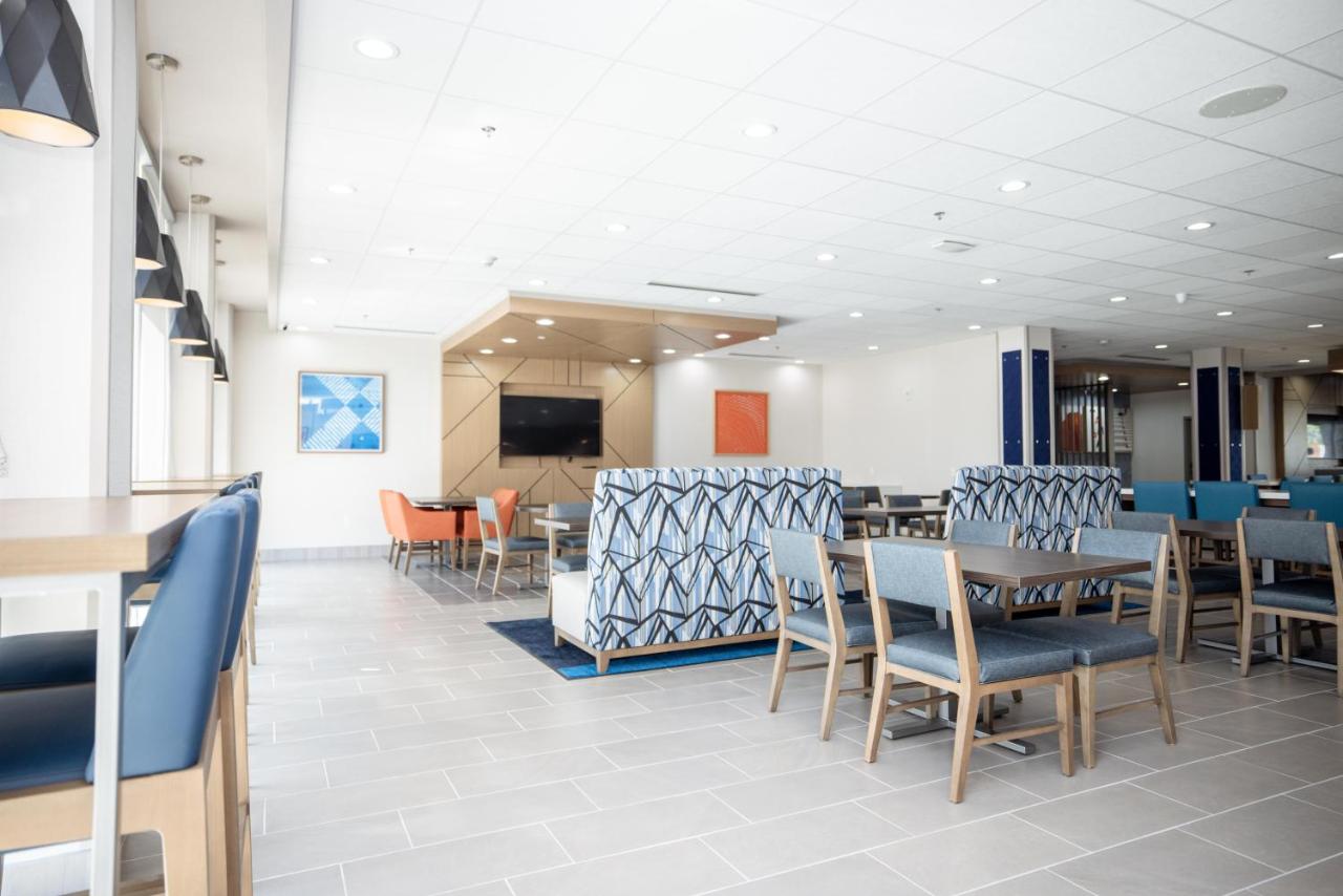 Holiday Inn Express & Suites Tampa Stadium - Airport Area, an IHG Hotel , FL 33607 near Tampa International Airport View Point 5