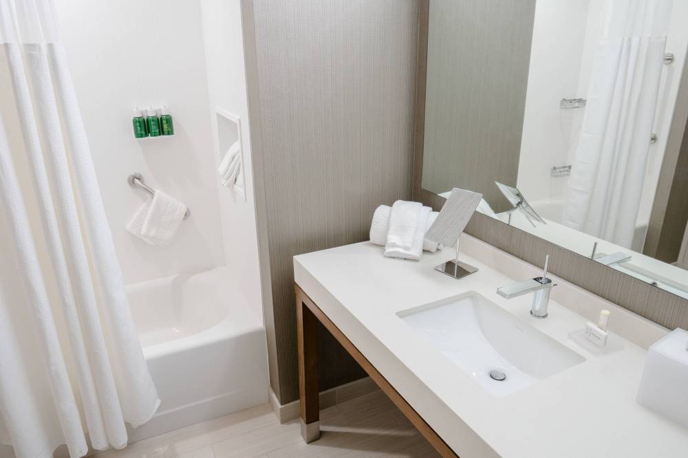 Courtyard By Marriott Fargo 1