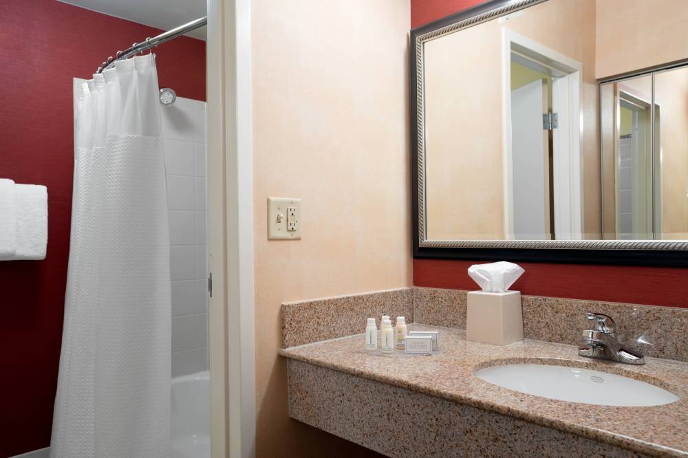 Courtyard By Marriott Indianapolis Airport