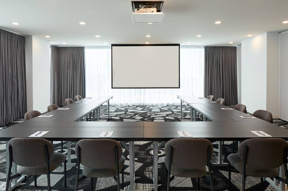 Courtyard By Marriott Laval 9