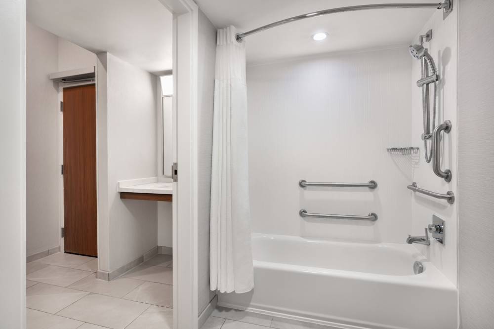 Courtyard By Marriott Mobile 3