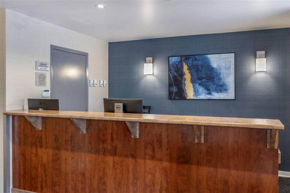 Econo Lodge 3